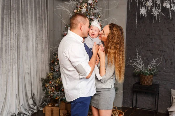 Föräldrar Kysser Barnet Kinderna Julklapp Vacker Elegant Familj Tre — Stockfoto