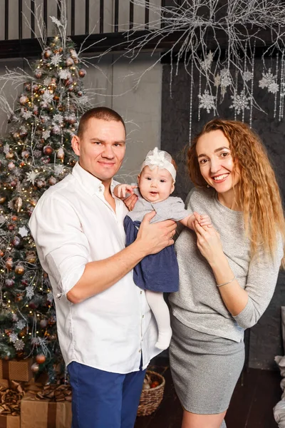 Glad Vacker Familj Med Liten Flicka Till Jul — Stockfoto