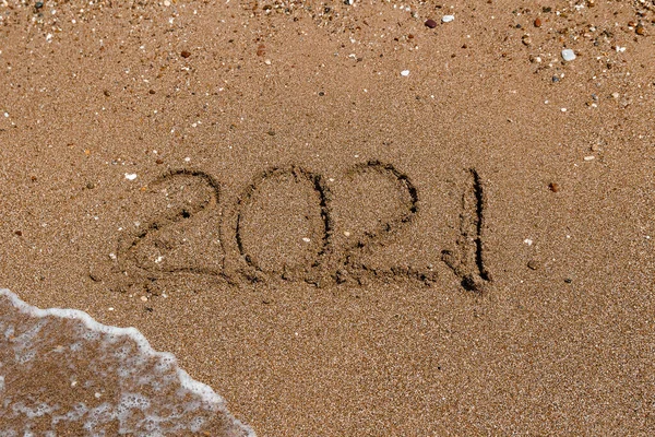 Αριθμός 2021 Είναι Γραμμένο Στην Άμμο Στη Θάλασσα Κύματα Και — Φωτογραφία Αρχείου
