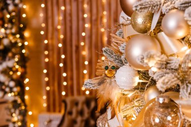 Altın renginde güzel bir Noel süsü. Noel