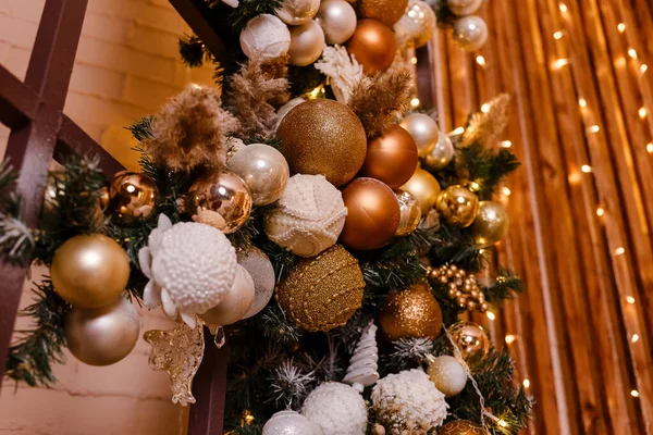 Güzel Yeni Yıl Dekoru Altın Beyaz Toplarla Süslenmiş Noel Ağacı — Stok fotoğraf