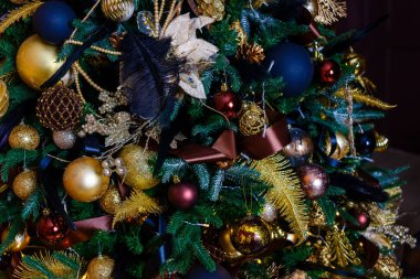 Noel süslemesinin altın ve siyah unsurları