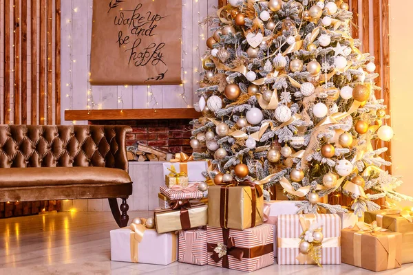 Hermoso Árbol Navidad Grande Con Regalos Estilo Oro Caja Navidad —  Fotos de Stock