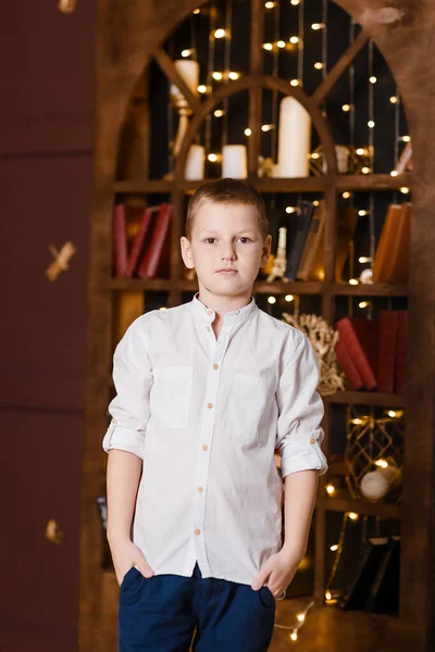 Девятилетний Мальчик Белой Рубашке Смотрит Камеру Темной Комнате Handsome — стоковое фото