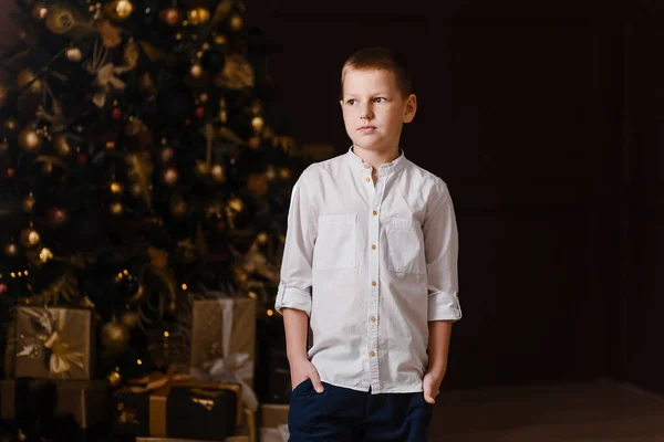 Летний Мальчик Белой Рубашке Стоит Темной Рождественской Комнате — стоковое фото