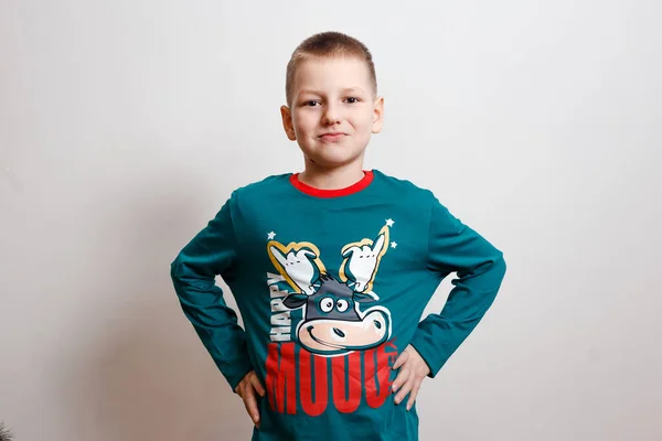 Улыбающийся Девятилетний Мальчик Зеленой Пижаме Изображением Коровы Новым Годом Год — стоковое фото