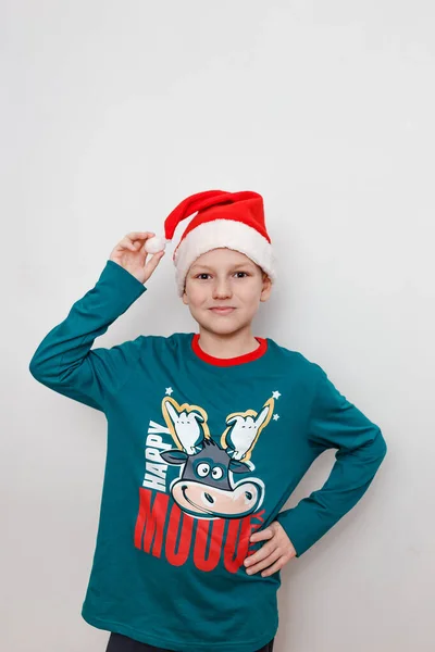 Nioårig Pojke Grön Pyjamas Med Bild Tjur Och Röd Mössa — Stockfoto
