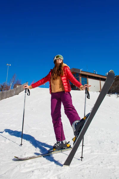 Adolescente Veste Rouge Sur Skis Sur Montagne Hiver — Photo