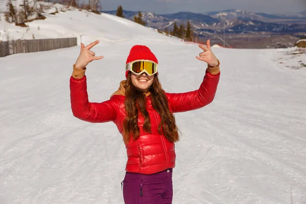 Sonriente Adolescente Con Chaqueta Roja Sombrero Invierno Las Montañas — Foto de Stock