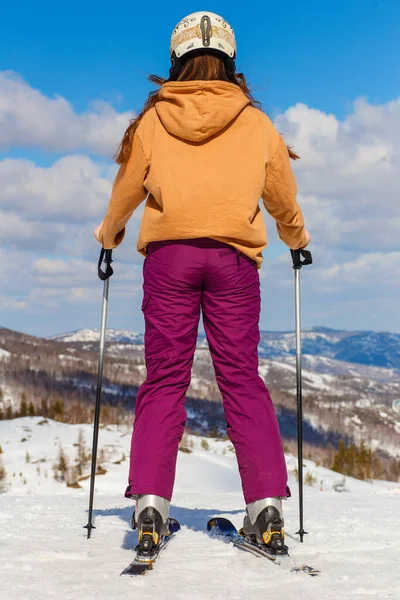 Jeune Femme Ski Alpin Tient Avec Dos Contre Ciel Bleu — Photo