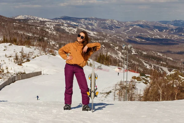 Séance Photo Une Jeune Femme Avec Des Skis Montagne Dans — Photo