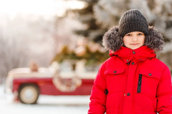 Mignon Garçon Sept Ans Duvet Rouge Regarde Dans Caméra Hiver — Photo