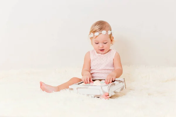Bonito Bebê Europeu Menina Ano Idade Senta Branco Macio Xadrez — Fotografia de Stock