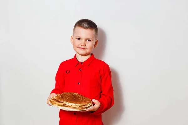 Pojke Röd Skjorta Håller Pannkakor Vit Bakgrund — Stockfoto