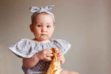 Sevimli küçük kız evde krep yiyor.