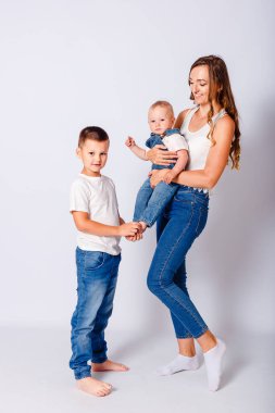 Mutlu anne ve iki çocuk beyaz bir arka planda