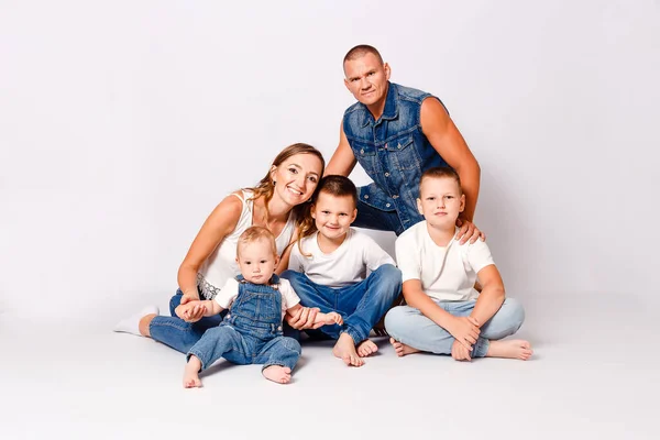 Vacker Glad Ung Familj Med Tre Barn Denim Klänning Vit — Stockfoto