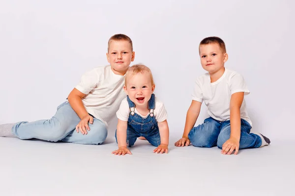 Três Crianças Jeans Camisetas Brancas Fundo Branco — Fotografia de Stock