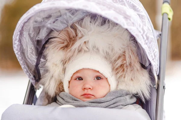 Портрет Годовалого Ребенка Куртке Капюшоном Зимой — стоковое фото