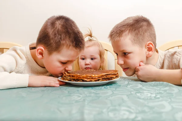 Tres Niños Plato Panqueques Para Carnaval Niños Comen Panqueques Casa — Foto de Stock