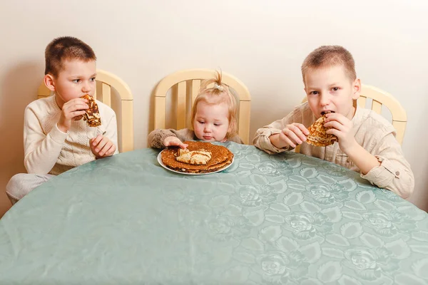 Трое Прекрасных Детей Сидят Столом Кухне Едят Большие Круглые Блинчики — стоковое фото