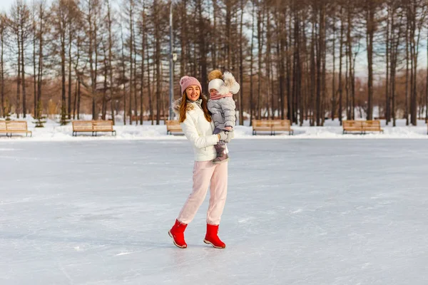 Une Jeune Femme Heureuse Une Fille Demi Hiver Dans Des — Photo