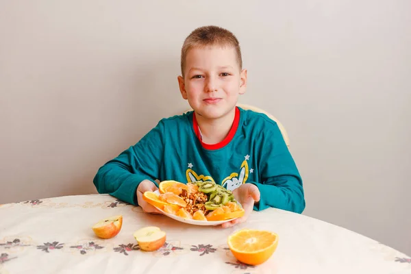 Девятилетний Мальчик Держит Тарелку Фруктами Здоровое Питание — стоковое фото