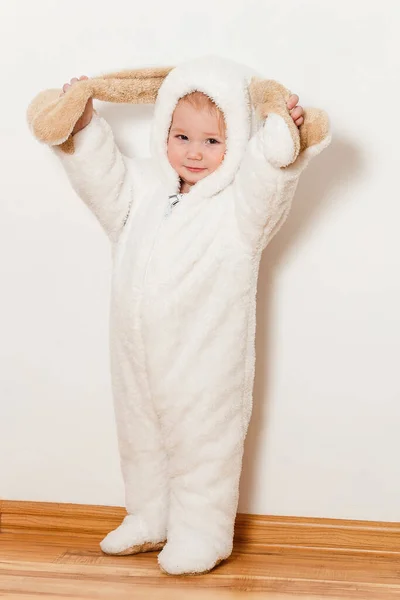 Bébé Européen Six Mois Costume Lapin Blanc Moelleux Sur Fond — Photo