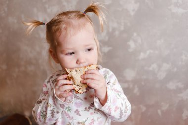 At kuyruklu, 1,5 yaşında tatlı bir kız krep yiyor.