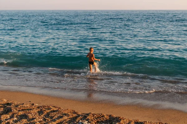 Семилетний Загорелый Мальчик Бегает Воде Море Турции — стоковое фото