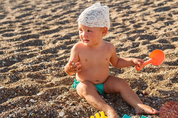 Cute Little Girl Bathing Trunks Sits Sand Beach Plays Spatula — Stock Photo, Image