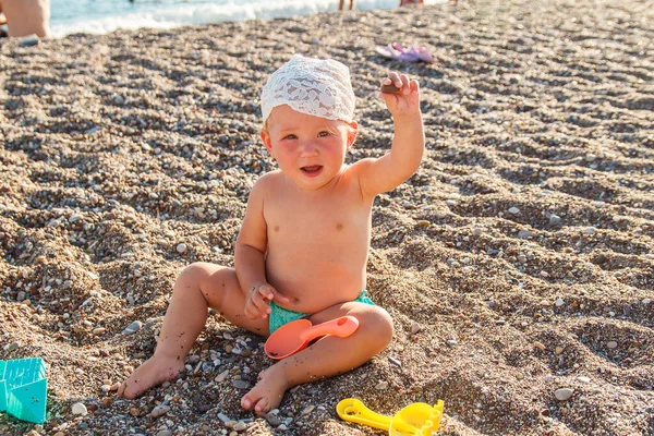 Söt Liten Flicka Badbyxor Sitter Sanden Stranden Och Leker Med — Stockfoto