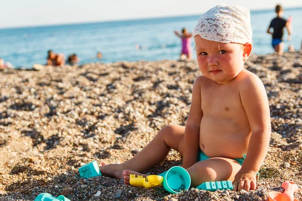 Cheerful Tanned Baby Girl Plays Stove Moulds Beach Summer — Stock Photo, Image