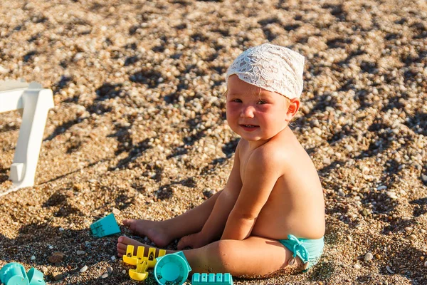 Cheerful Tanned Baby Girl Plays Stove Moulds Beach Summer — Stock Photo, Image
