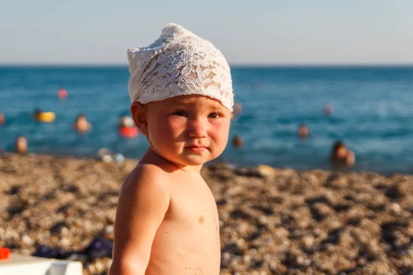Годовалая Девочка Бандане Стоит Пляже Турции Летом — стоковое фото