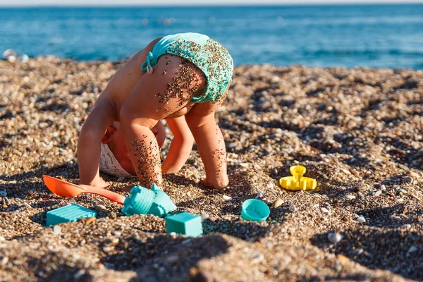 Годовалый Ребенок Бирюзовых Плавках Стоит Головой Вниз Песке Пляже Летом — стоковое фото
