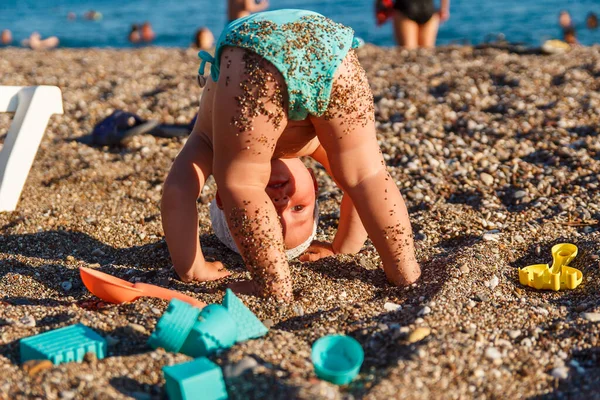 Bebê Ano Idade Calções Banho Turquesa Fica Cabeça Para Baixo — Fotografia de Stock