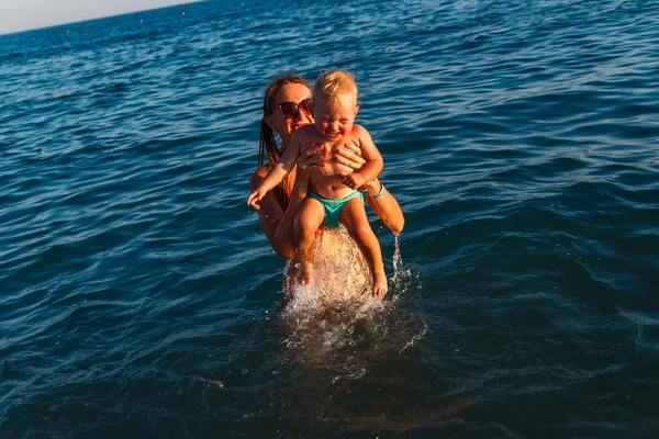 Ung Kvinna Baddräkt Lär Barnet Att Simma Havet Sommaren — Stockfoto