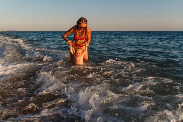 Uma Jovem Uma Menina Ano Maiô Brincam Mar Verão Banhar — Fotografia de Stock