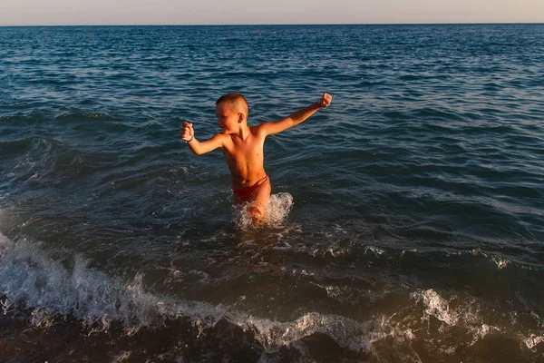 Seven Year Old Gay Tanned Boy Swimming Trunks Runs Sea — Stock Photo, Image