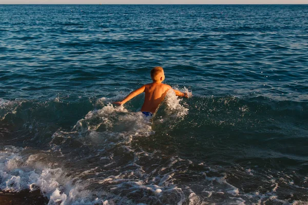 Een Zeven Jarige Gay Gebruinde Jongen Zwembroek Loopt Zomer Zee — Stockfoto