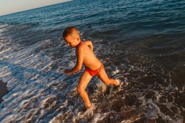 Seven Year Old Gay Tanned Boy Swimming Trunks Runs Sea — Stock Photo, Image