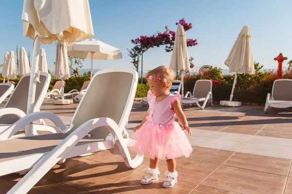 Маленькая Девочка Розовой Юбке Пачке Гуляет Бассейна Летом Турции — стоковое фото