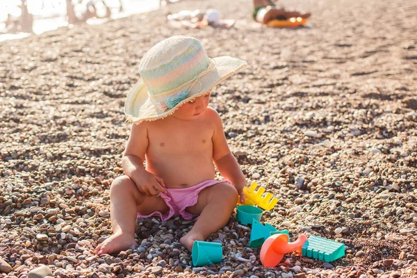 Загорелый Загорелый Ребенок Шляпе Сидит Пляже Играет Песком — стоковое фото