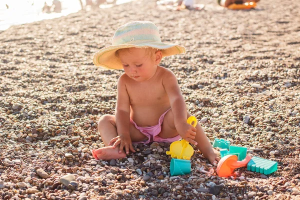 Garvade Berusade Baby Hatt Sitter Stranden Och Leker Med Sand — Stockfoto