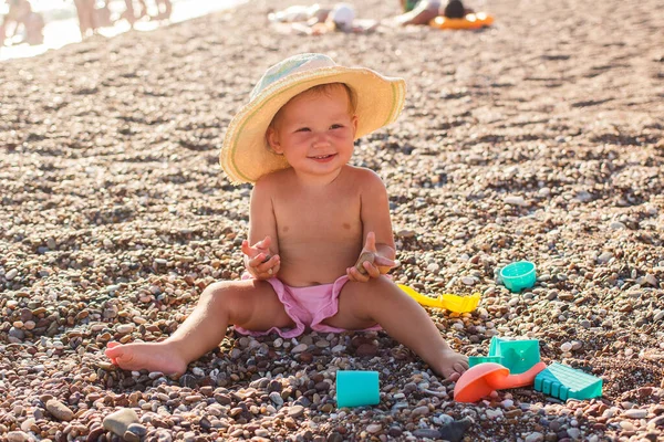 Sorrindo Bronzeada Menina Ano Idade Chapéu Palha Senta Areia — Fotografia de Stock