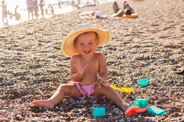 Glad Solbränd Liten Flicka Ett Gammal Rosa Shorts Och Halmhatt — Stockfoto