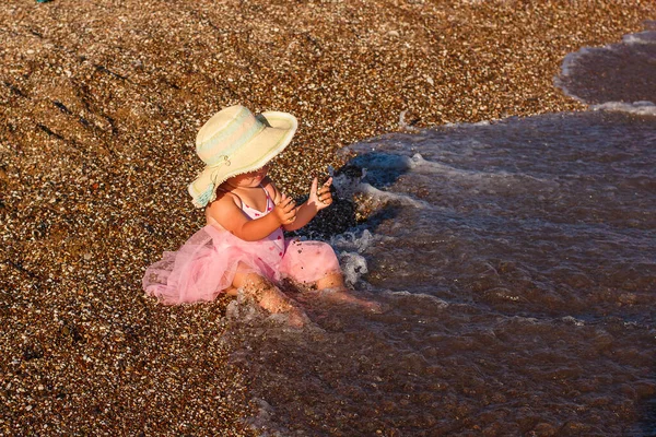 Годовалая Девочка Шляпе Сидит Пляже Хлопает Ладоши — стоковое фото