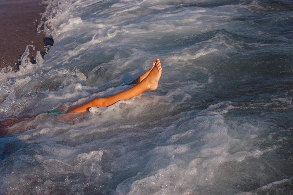 Opalony Dziewięcioletni Chłopiec Leży Plaży Falach Just Nogi — Zdjęcie stockowe
