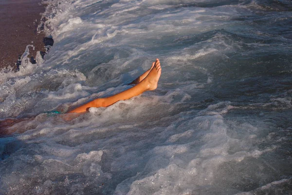 Solbränd Nioårig Pojke Ligger Stranden Vågor Bara Benen — Stockfoto